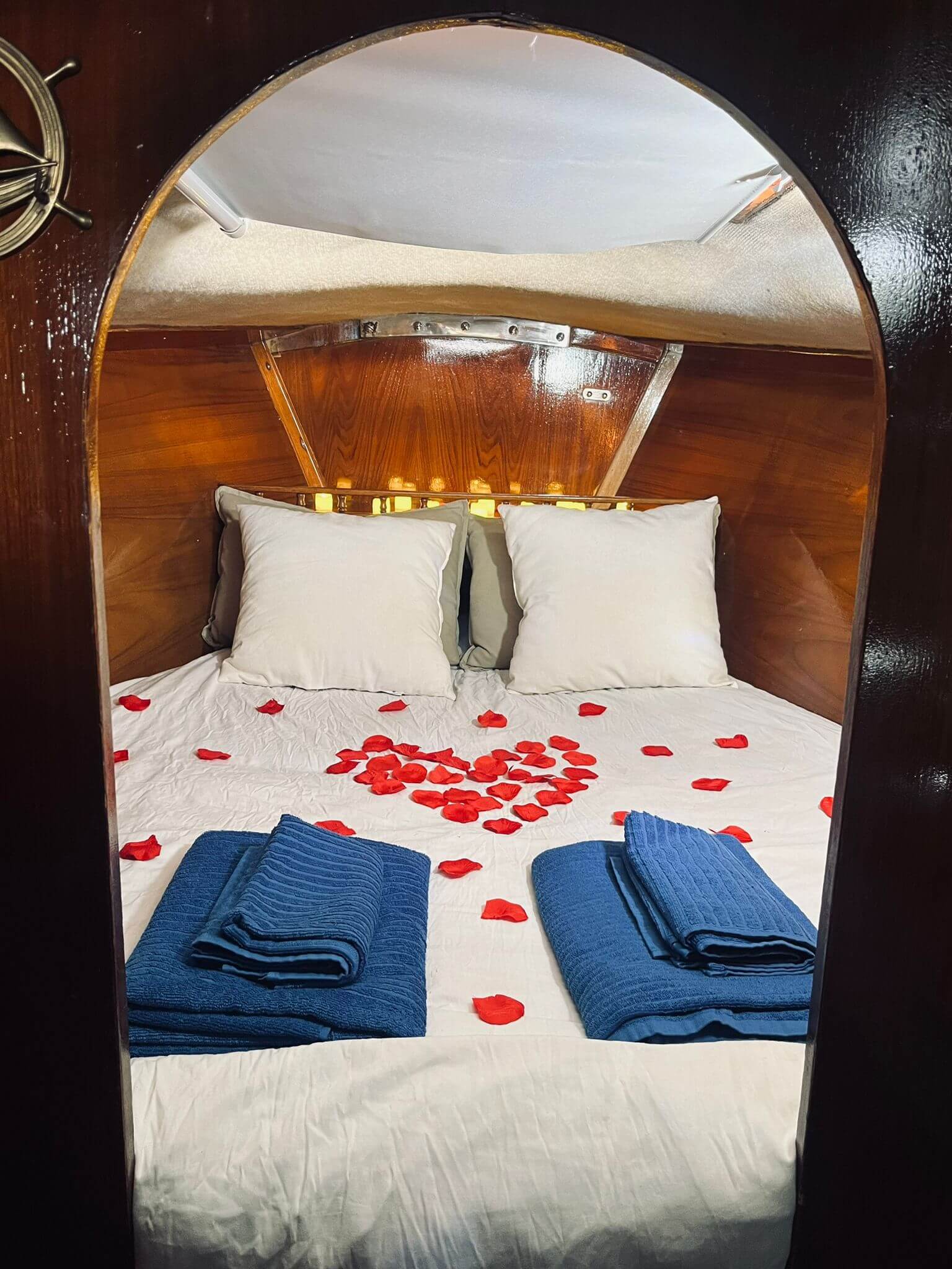 Interior del camarote climatizado del velero — pernocta privada Barcelona